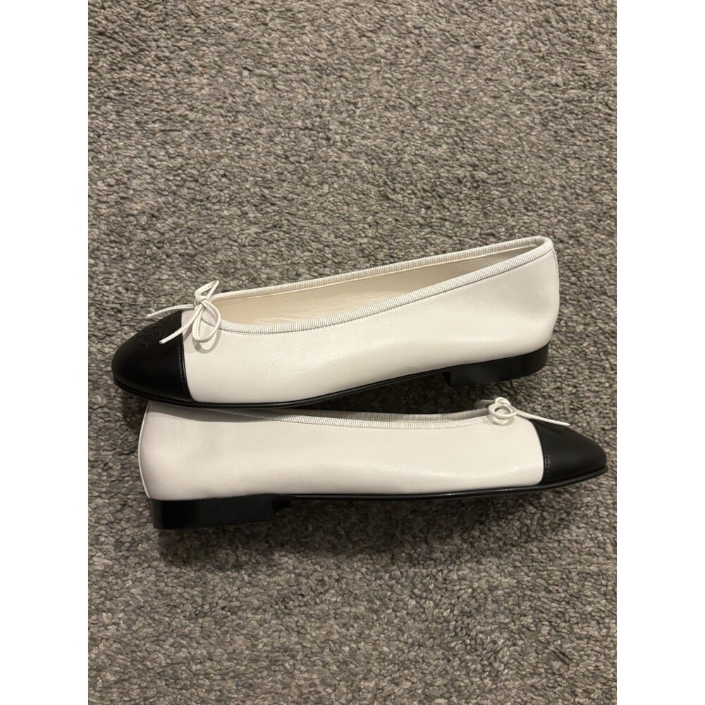 CHANEL WHITE & BLACK TWO TONE LEATHER CC LOGO BALLET FLATS Size 38 US 8 - Picture 7 of 14